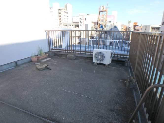 鉄筋コンクリート造りで、既存はコンクリート押えの仕様でした。台風時に雨漏りがするとの事です。