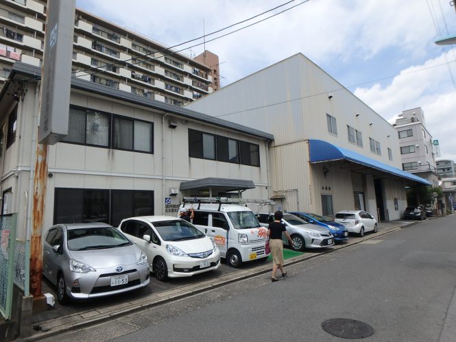 今回は第1期工事で、手前の事務所屋根・外壁と、奥の倉庫折板屋根を施工しました。