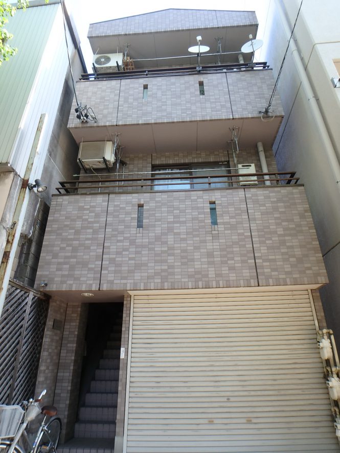 左側の工場を取り壊して駐車場にすることになりました。路面を舗装する前に西面のみ塗装工事をさせて頂きます。