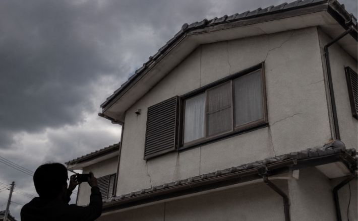 屋根と外壁は地上から見える危険サインを確認する